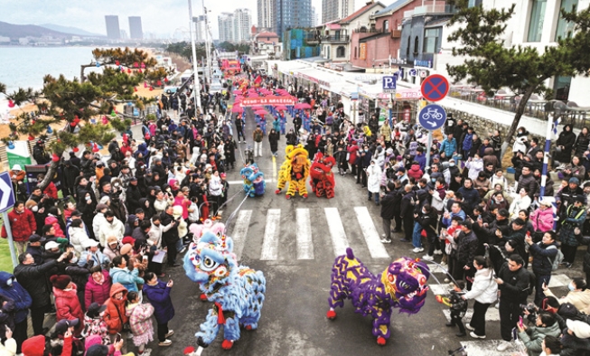 威海大活報上，機器人扭起秧歌鬧元宵